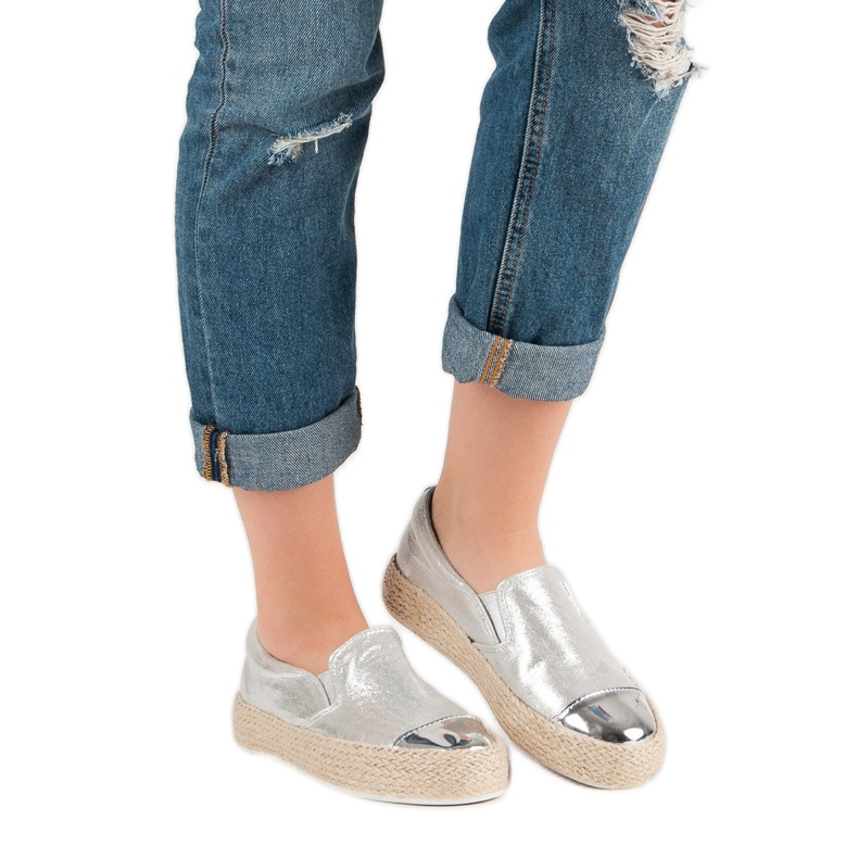 Modische silberne Turnschuhe grau 1