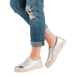 Modische silberne Turnschuhe grau 2