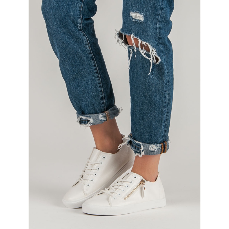 Gebundene Turnschuhe weiß 1