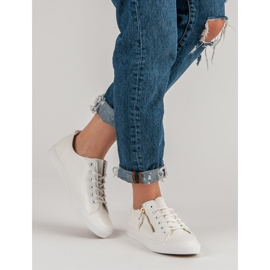 Gebundene Turnschuhe weiß 2