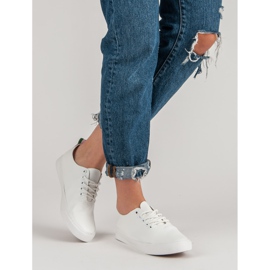 Gebundene Turnschuhe weiß 2