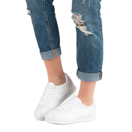 Weiße Sportschuhe 1