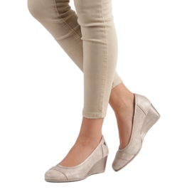 Glitzerpumps am VINCEZA Keil braun 2