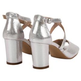 Silberne Sandalen auf einer Bar VINCEZA grau 1