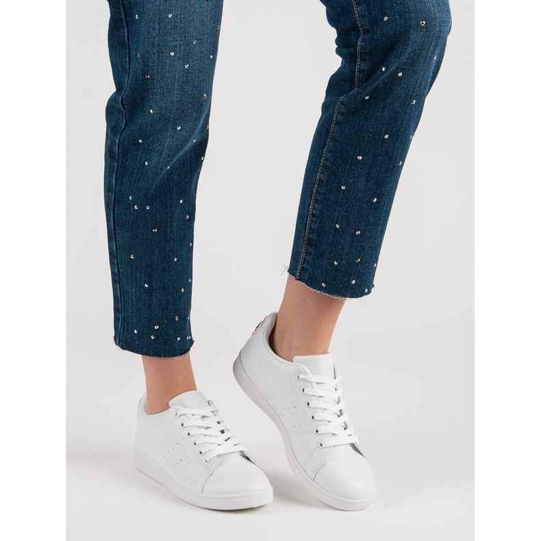 Weiße Sneaker mit Herz 1