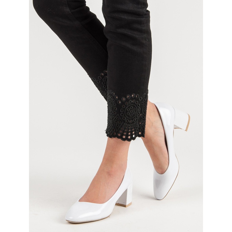 Diamantique Lackierte Pumps auf einer Säule weiß 2