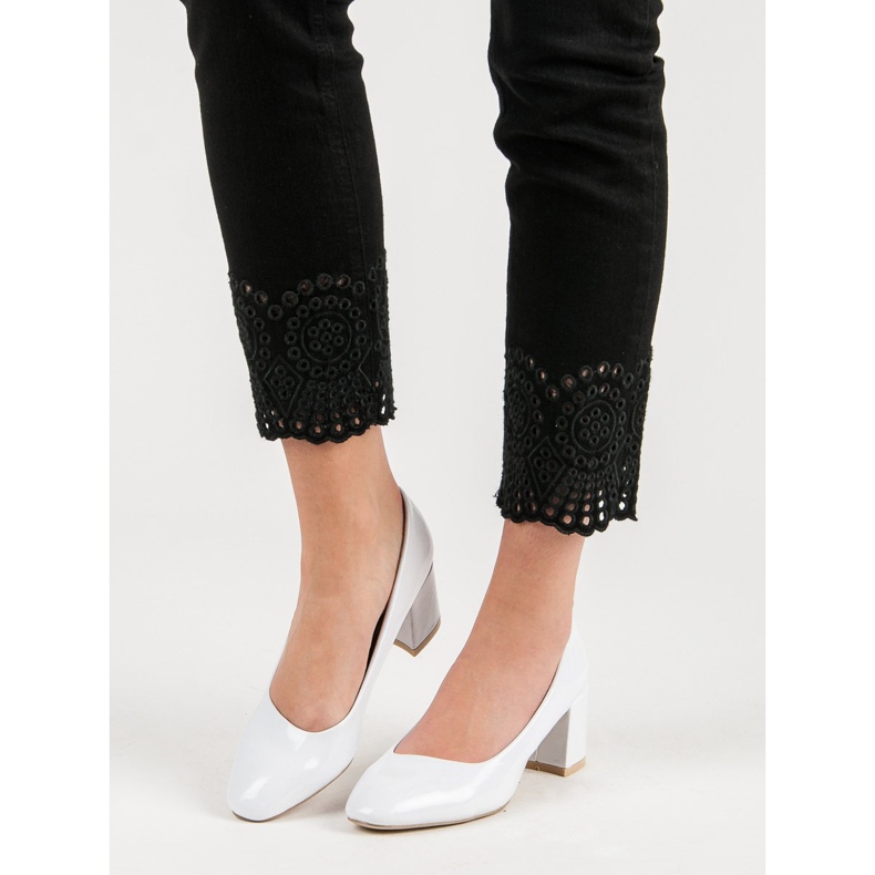 Diamantique Lackierte Pumps auf einer Säule weiß 1