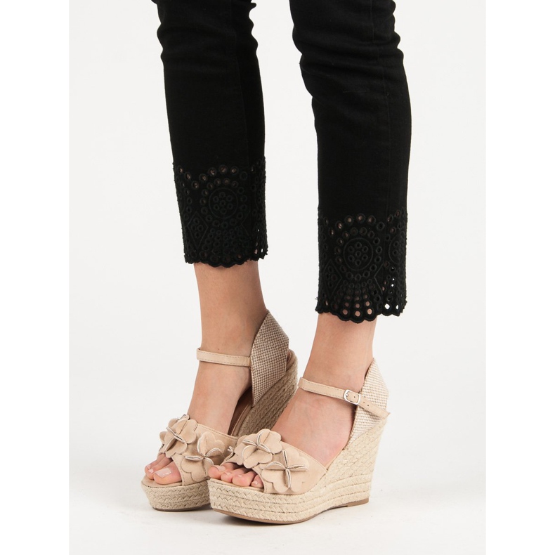 Top Shoes Beige Sandalen mit Blumen 2