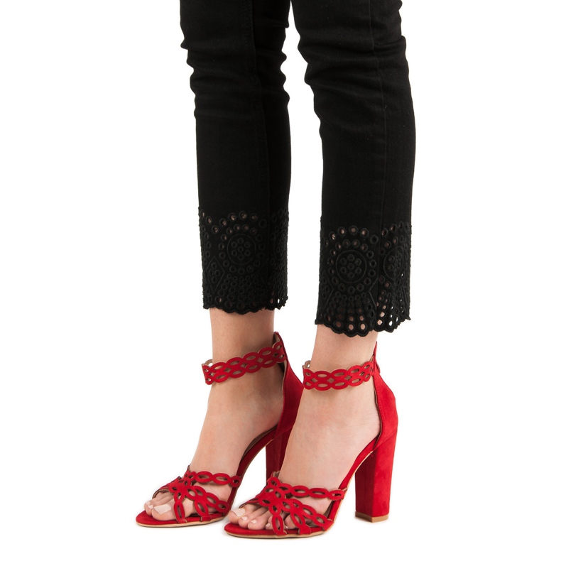 Laura Mode Rote Sandalen auf einer Bar 1