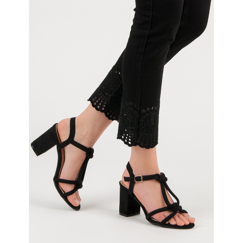 Laura Mode Elegante Sandalen an einer Bar schwarz 1