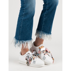 Mit einem Band gebundene Sportschuhe weiß 2