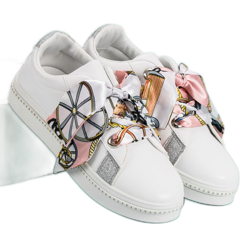 Mit einem Band gebundene Sportschuhe weiß 1