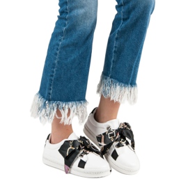 Mit einem Band gebundene Sportschuhe weiß 2