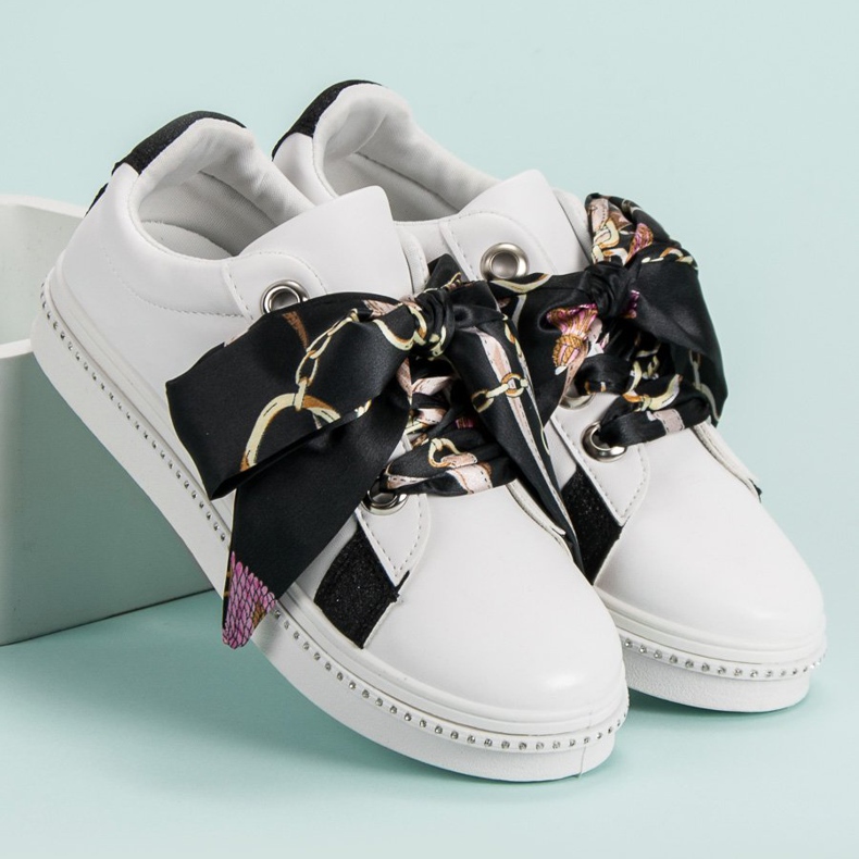 Mit einem Band gebundene Sportschuhe weiß 1