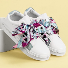 Mit einem Band gebundene Sportschuhe weiß 1