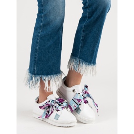 Mit einem Band gebundene Sportschuhe weiß 2