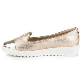 Nio Nio Goldene Lords auf der Plattform 1