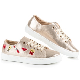 Goldene Sneakers mit Patches 1