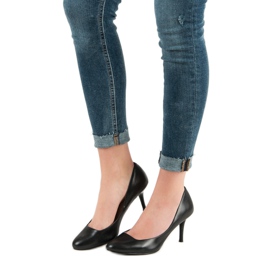 Klassische Pumps auf einer Nadel schwarz 1