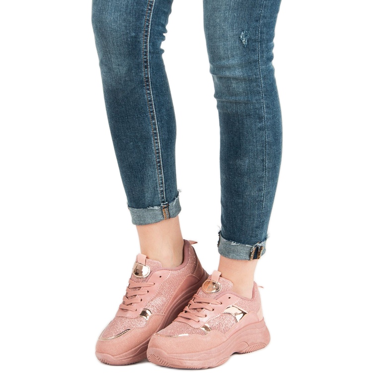 Rosa Turnschuhe auf der Plattform 1