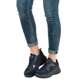 Marineblaue Turnschuhe auf der Plattform 1