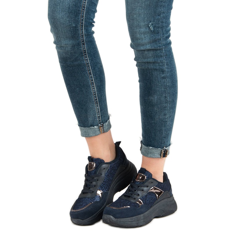 Marineblaue Turnschuhe auf der Plattform 1