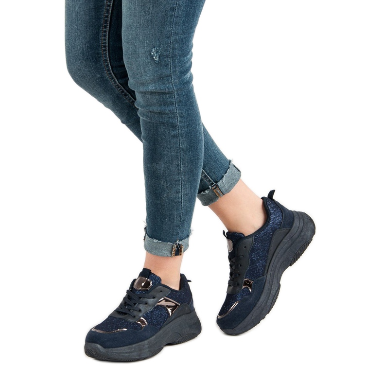 Marineblaue Turnschuhe auf der Plattform 2