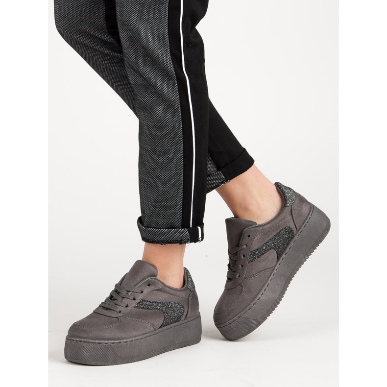 Sportschuhe aus Wildleder grau 1