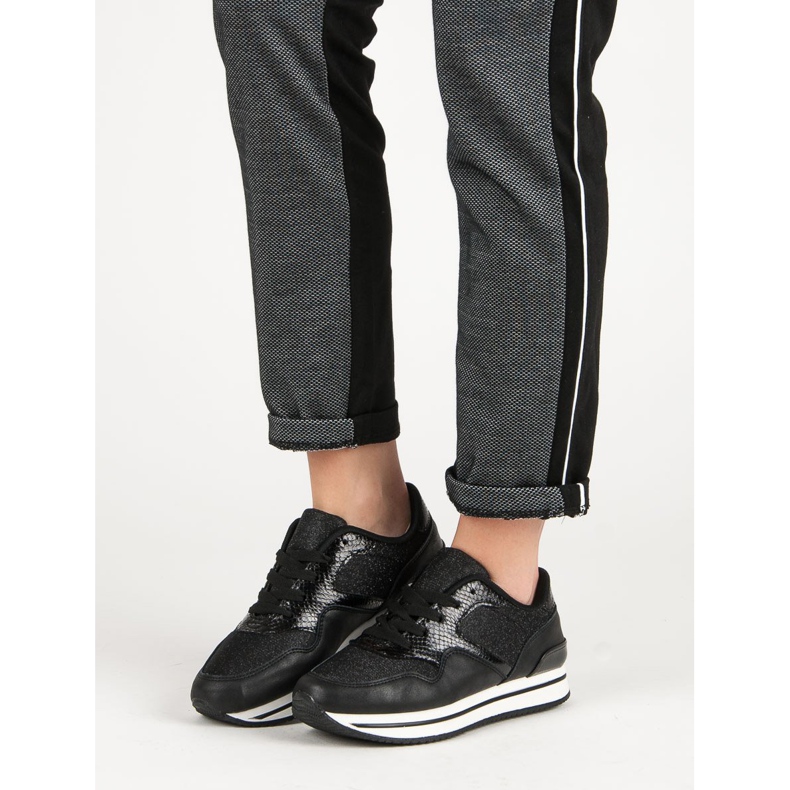 Schwarze Sportschuhe 1