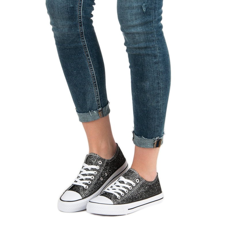 Schwarze Turnschuhe mit Borkat 2