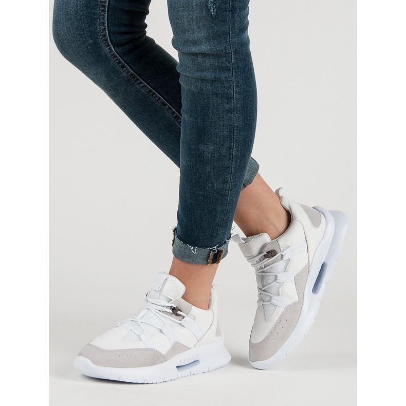 Hellweiße Turnschuhe 1