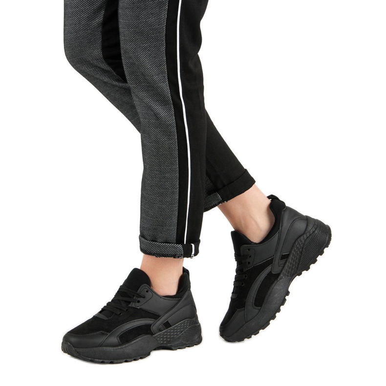 Small Swan Schwarze Turnschuhe auf der Plattform 1