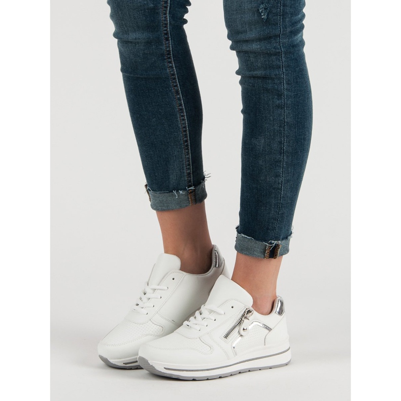 Weiße Sportschuhe 1