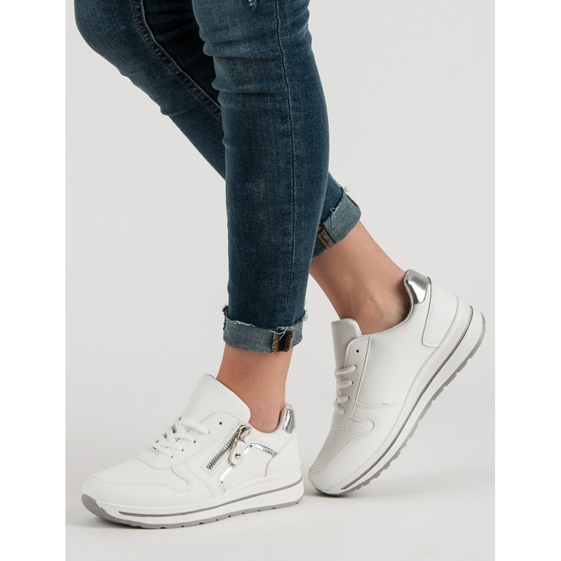 Weiße Sportschuhe 2