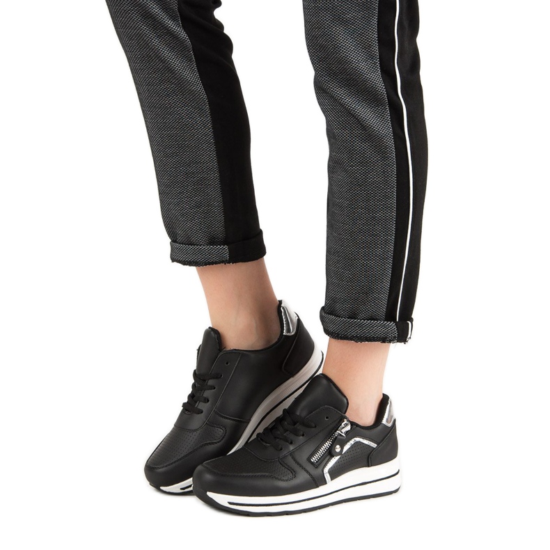 Schwarze Sportschuhe 1