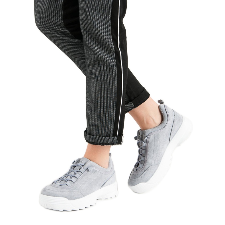 Turnschuhe auf der Plattform grau 1