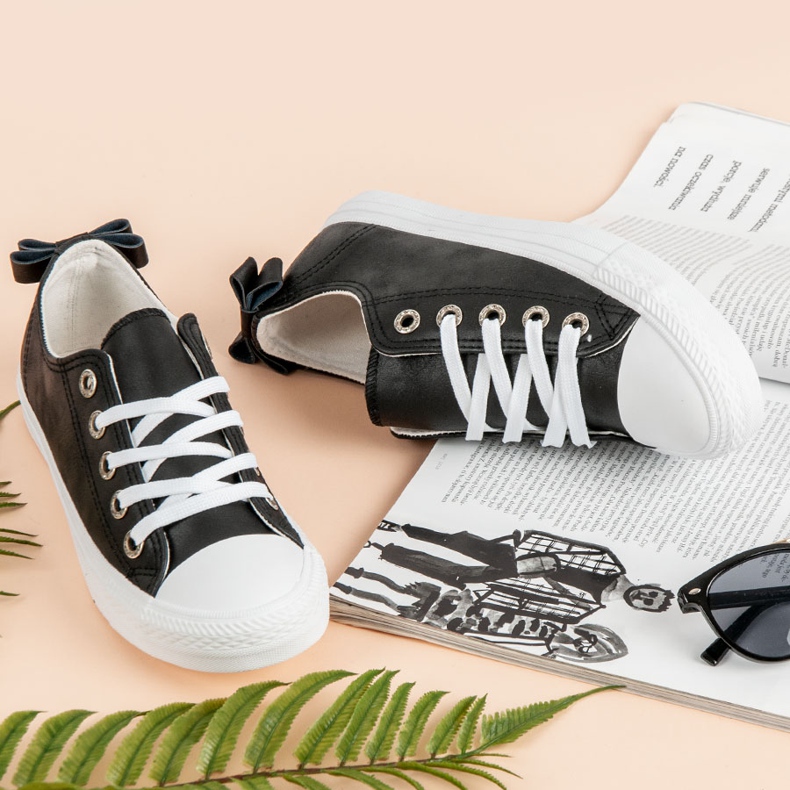 Schwarze niedrige Sneakers 1