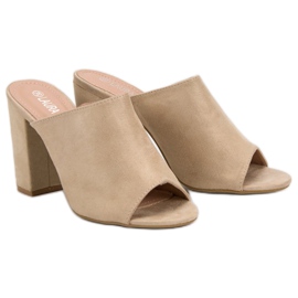 Laura Mode Wildleder Hausschuhe auf einer Bar braun 2