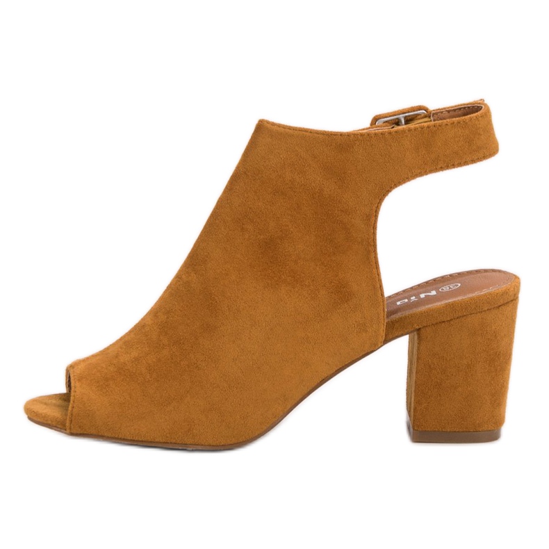 Nio Nio Gebaute Sandalen an einer Bar gelb 1