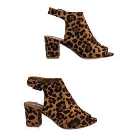 Nio Nio Gebaute Sandalen an einer Bar braun 1