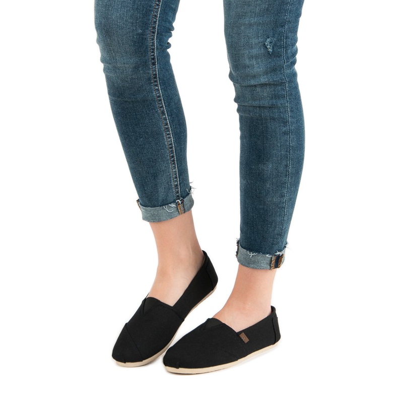 Klassische schwarze Slipper 1