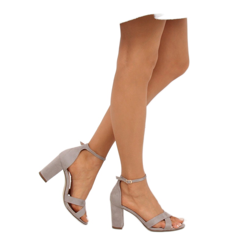 Sandalen auf einem grauen Pfosten NF-40P Grau 1