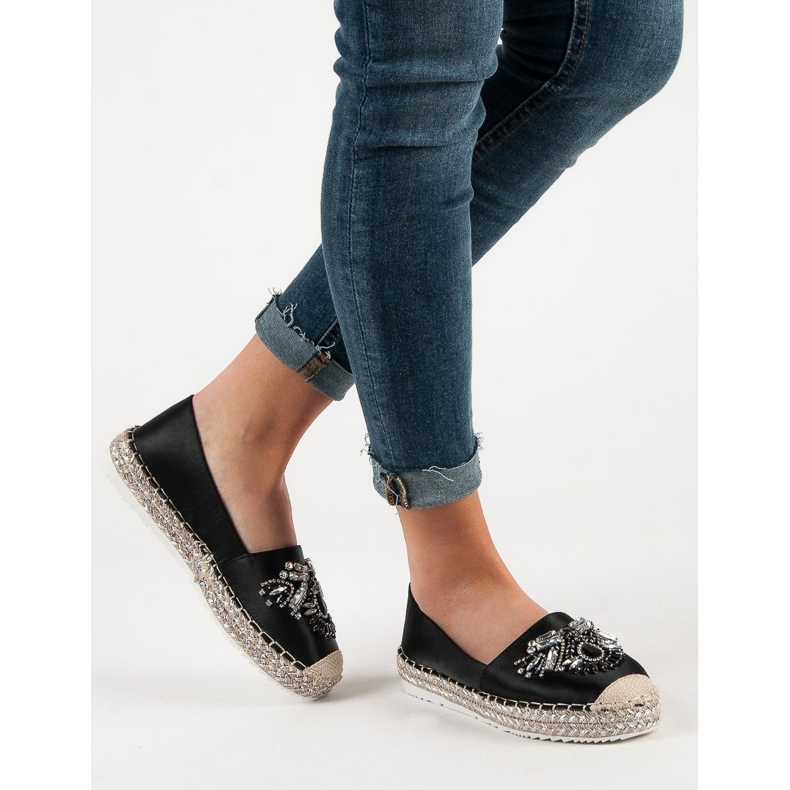 Schwarze Espadrilles mit Ornamenten 1