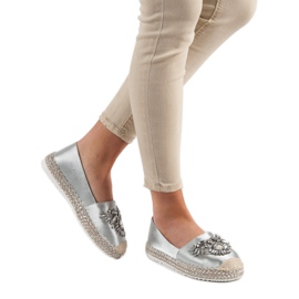 Graue Espadrilles mit Ornamenten 1