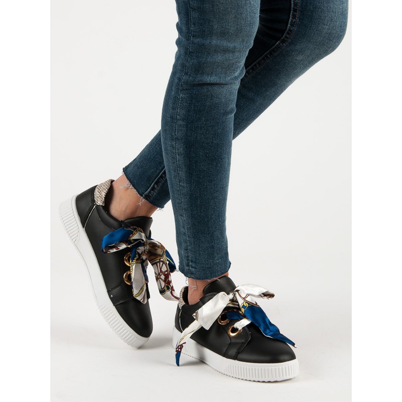 Mit einem Band gebundene Sportschuhe schwarz 1