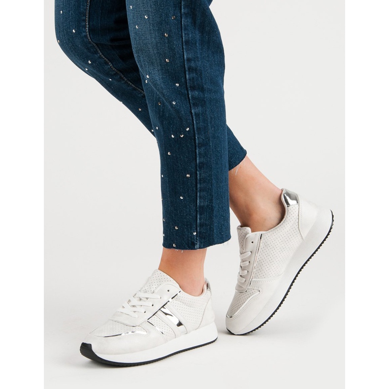 Bequeme weiße Turnschuhe 2