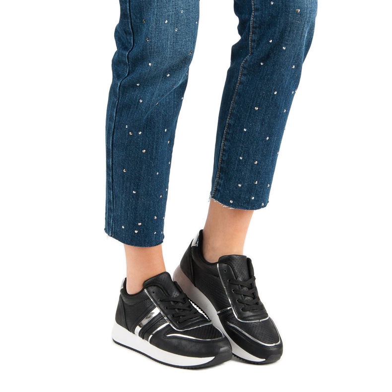 Bequeme schwarze Turnschuhe 1