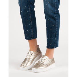 Goldene durchbrochene Sneakers 1