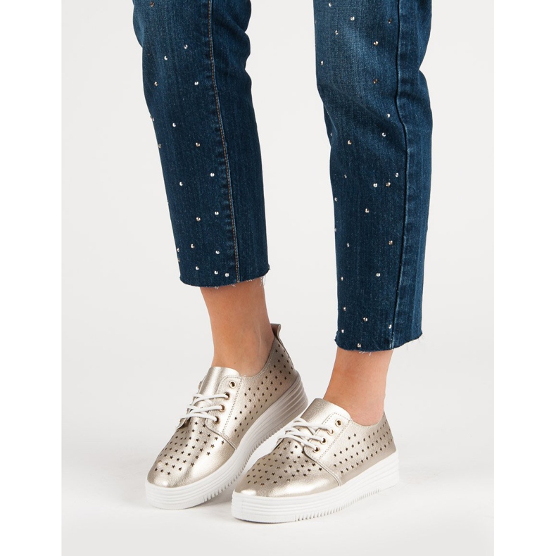 Goldene durchbrochene Sneakers 1
