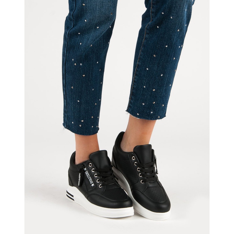 Modische schwarze Turnschuhe 1